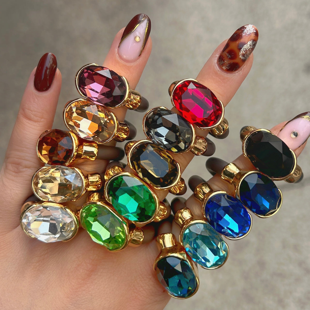 Bague Gala champagne avec cristal ovale facetté et monture dorée