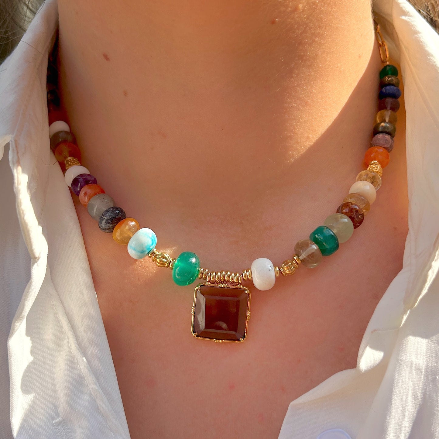 COLLIER - CARRE MULTICOLORE