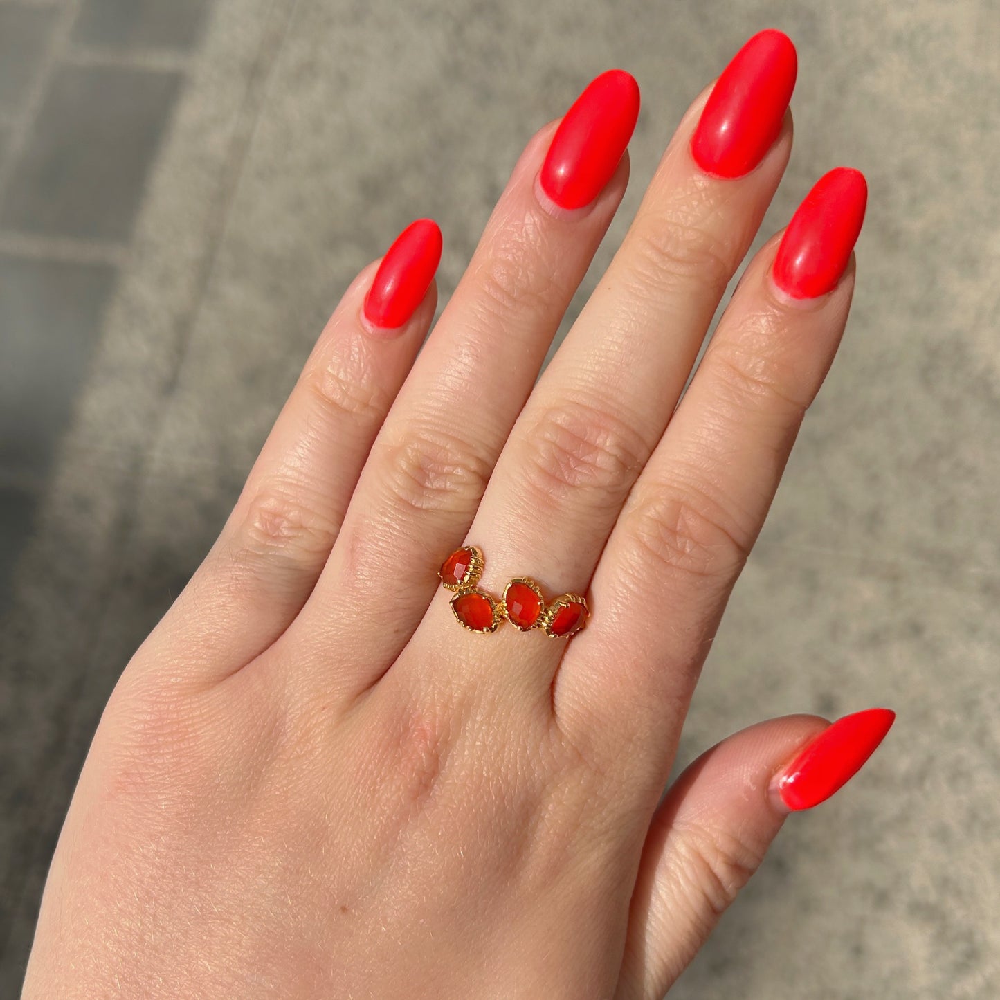 Bague cornaline portée Au Fil de Lo