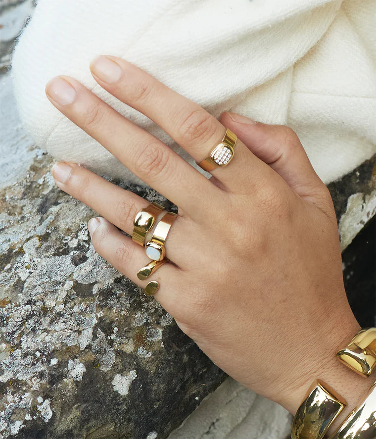 Bague Bernie Zag portée au doigt