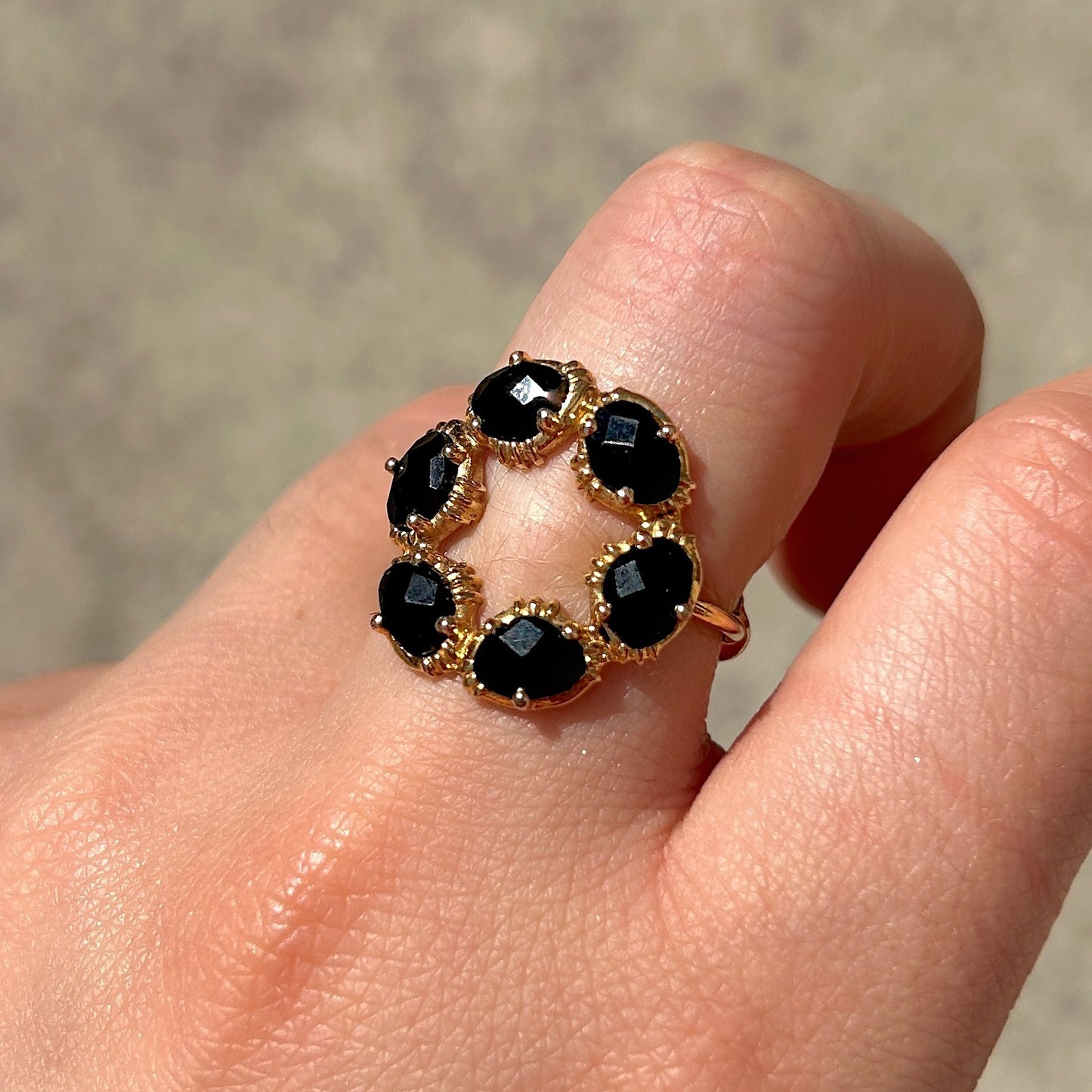 bague-cercle-pierres-spinellenoire-aufildelo-divinity-sete