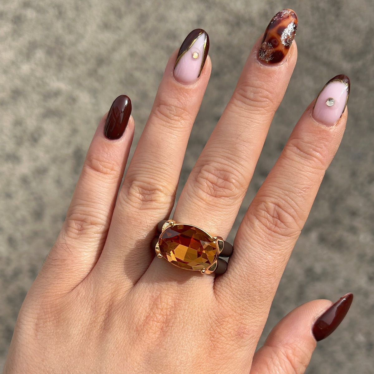Bague Diva marron avec grand cristal ovale facetté et monture dorée