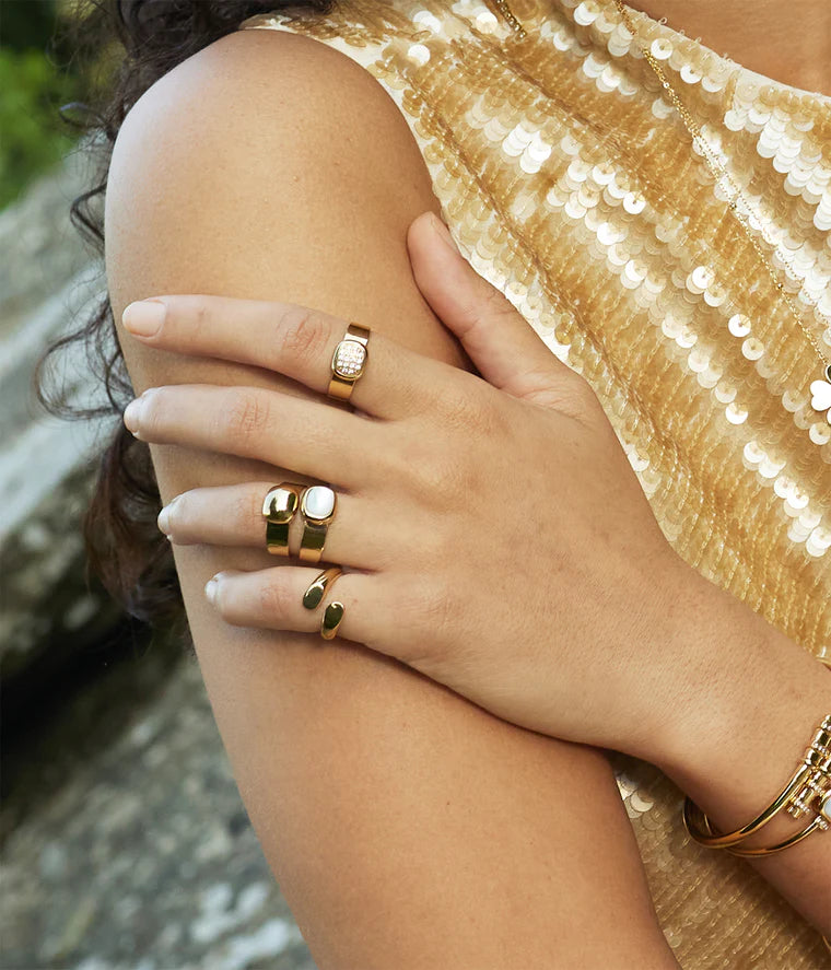 Bague Gally Zag portée au doigt