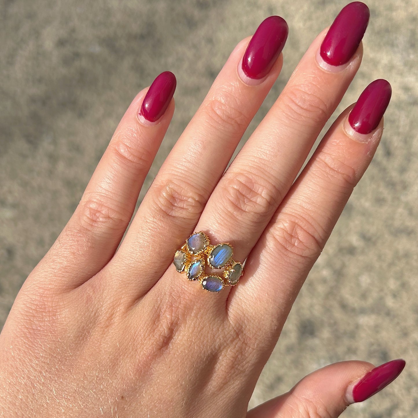 Bague grappe labradorite portée femme