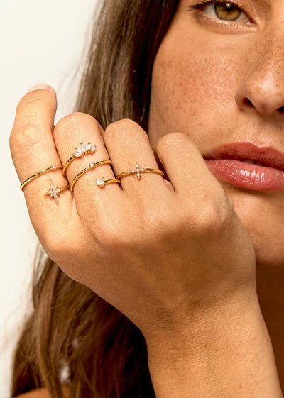 Bague Magnolia Hoops Mya Bay portée à la main