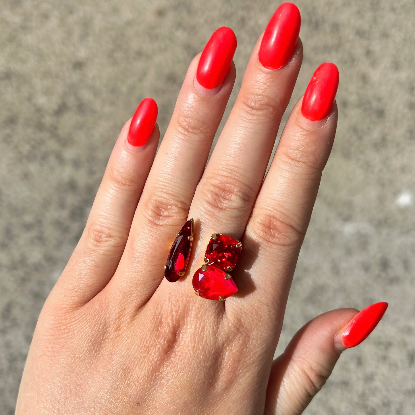 Bague Mavea portée main bijoux rouges