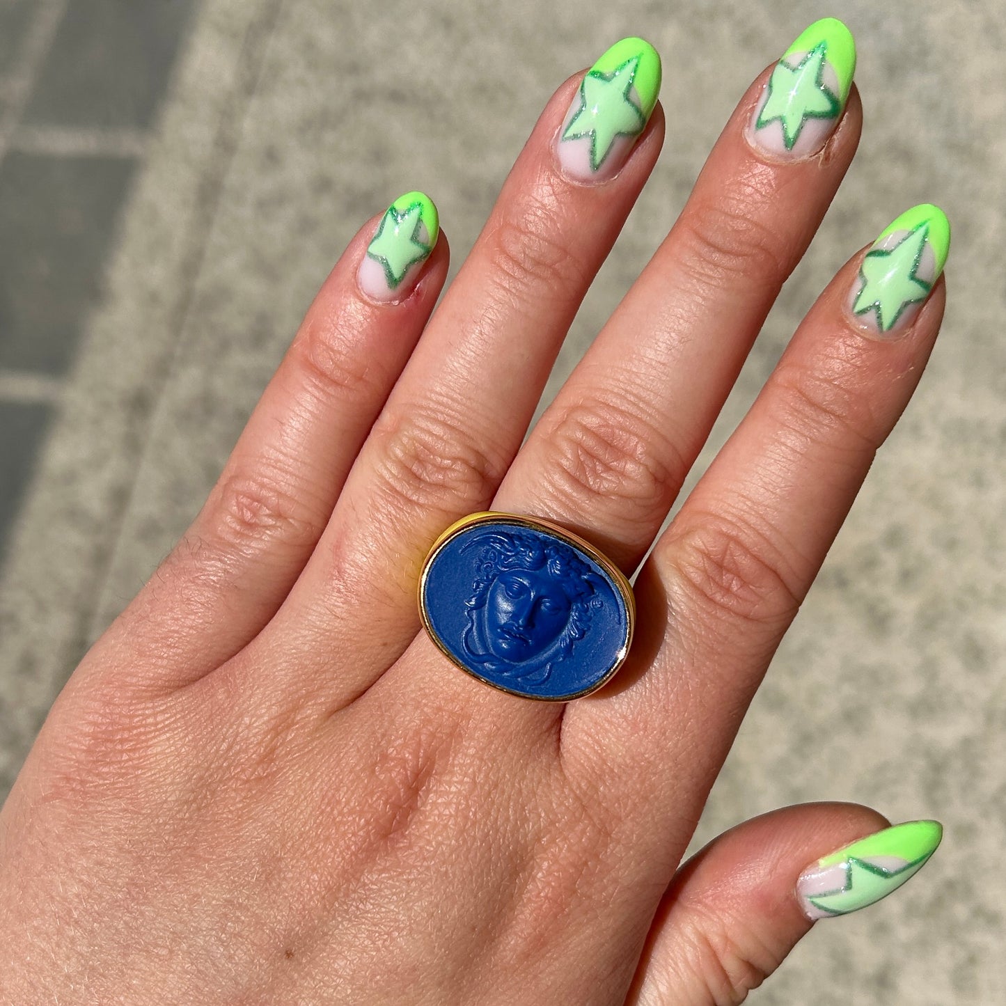 Bague Medusa colorée portée Grandtour Collection