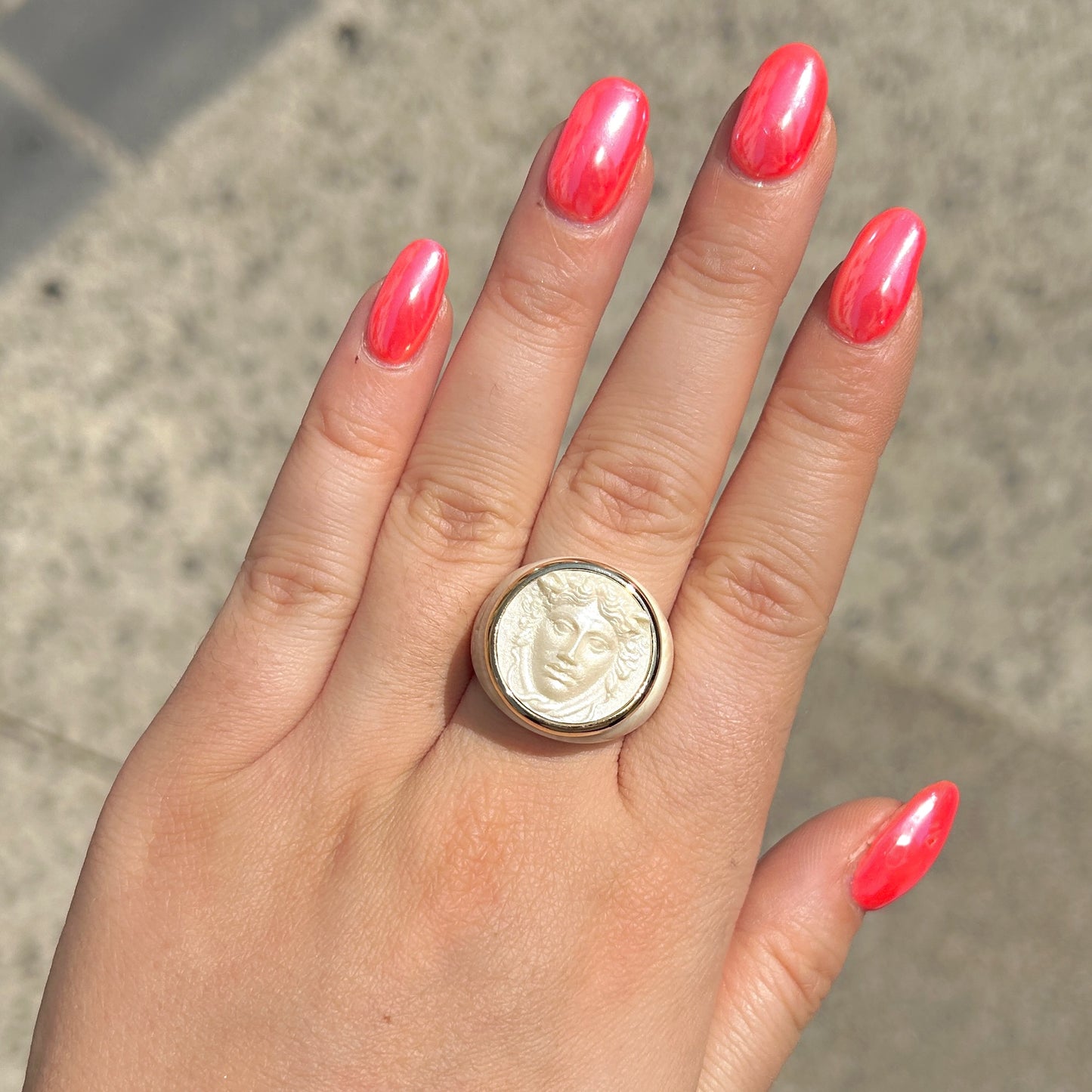 Bague Medusa ronde portée ivoire Grandtour Collection