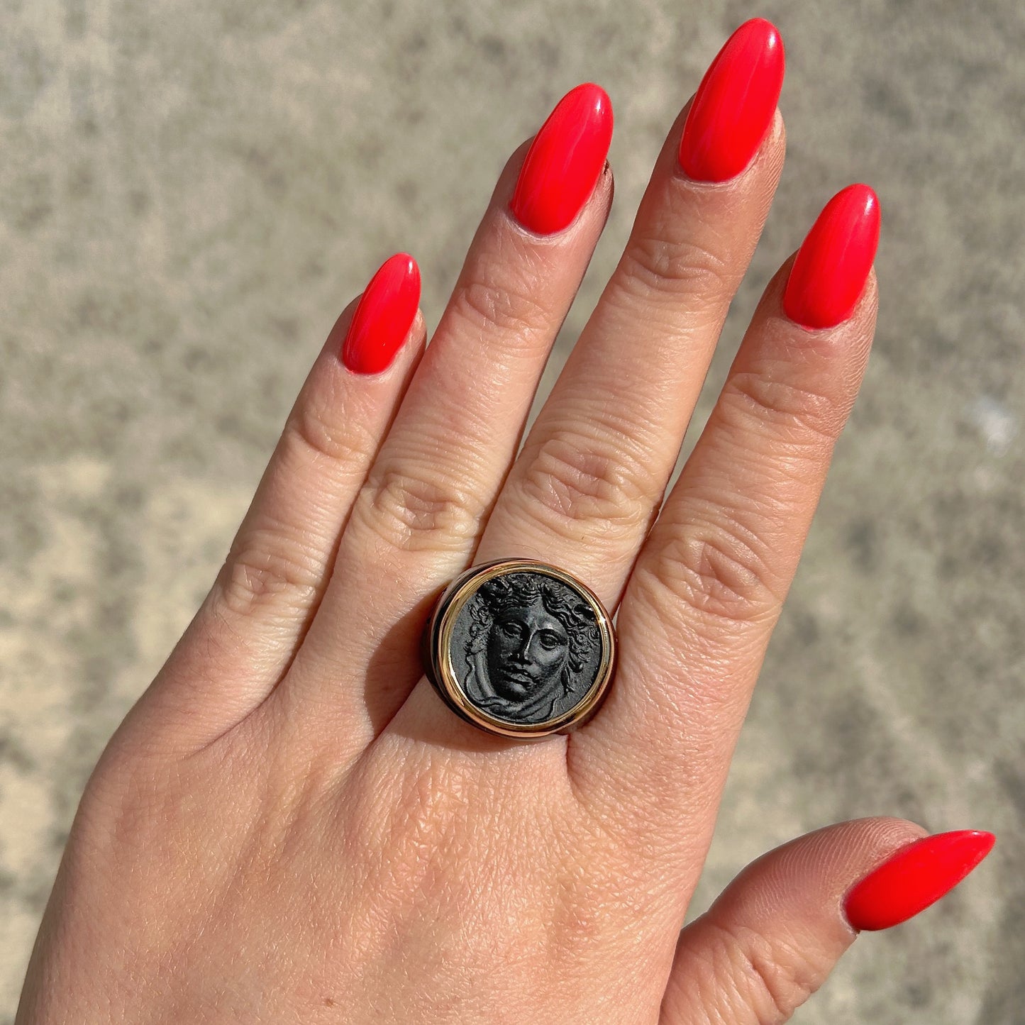 Bague Medusa ronde portée Grandtour Collection