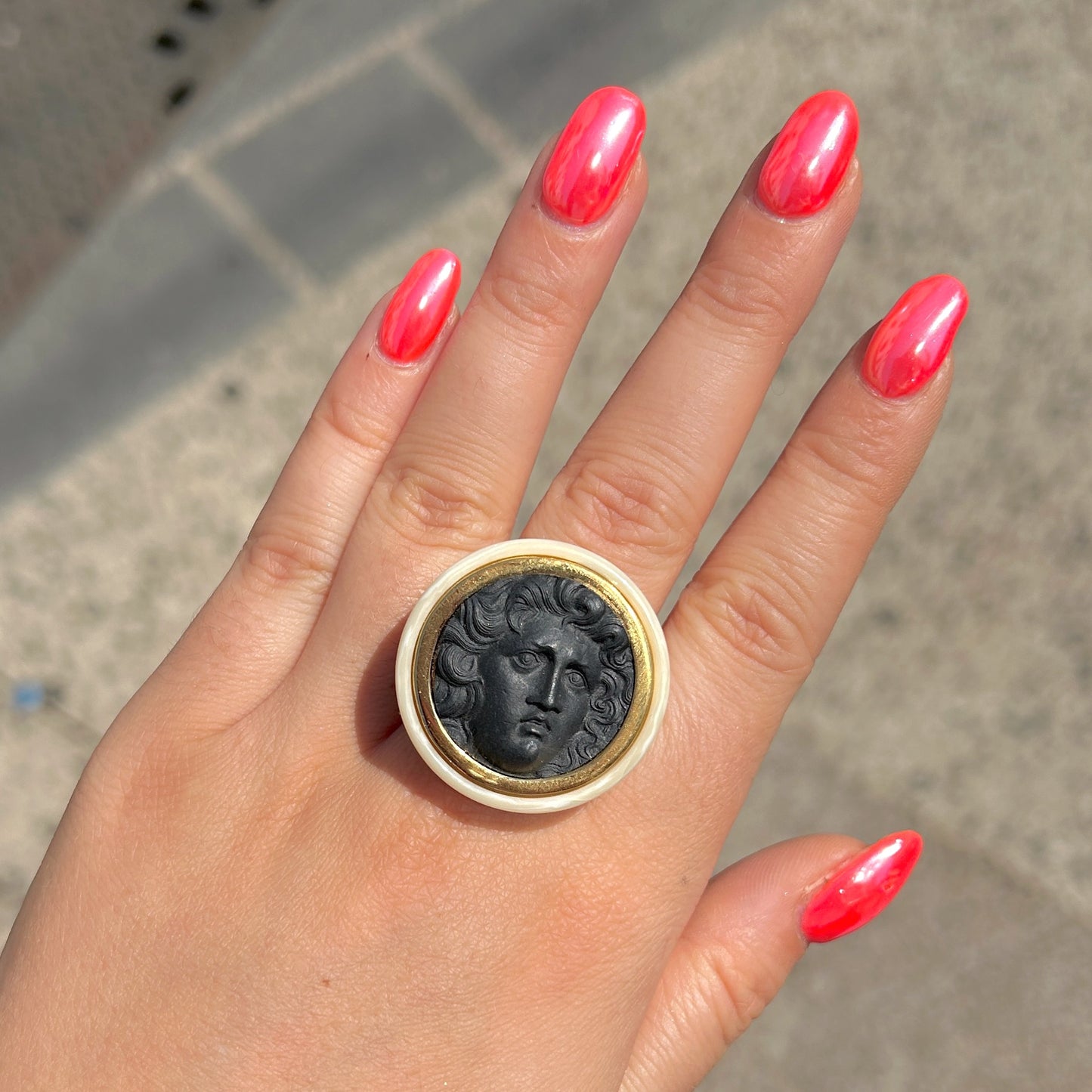 Bague Medusa noir et ivoire doré style tendance femme