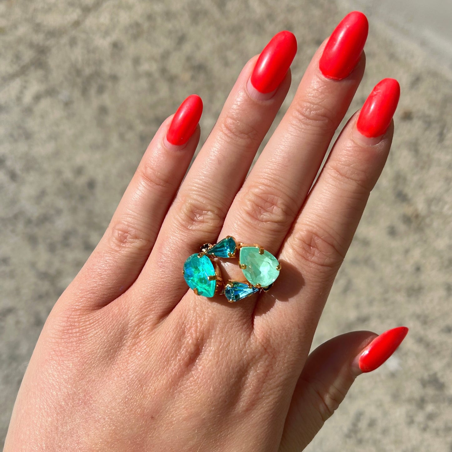 Bague Naira Bora portée Crézus