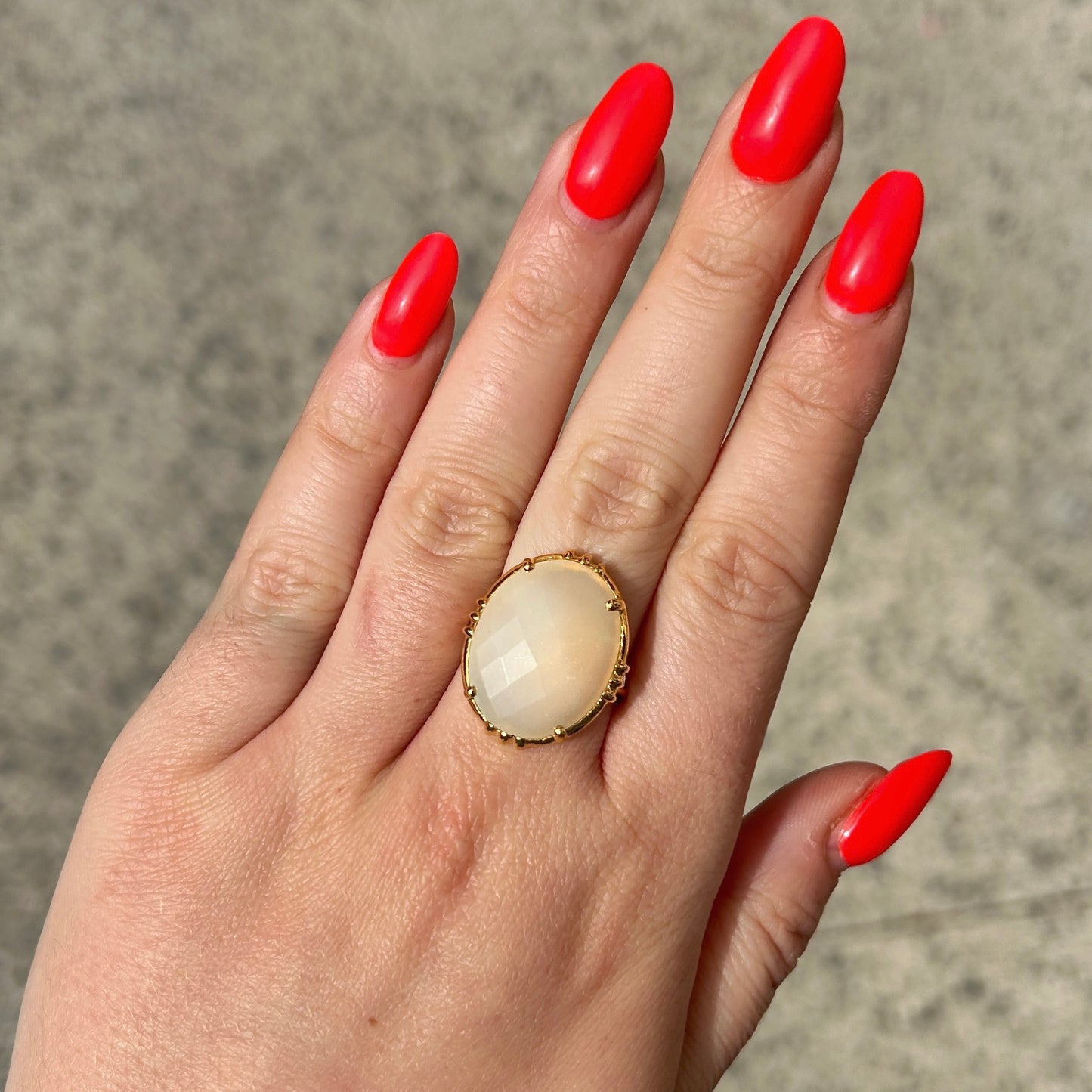 Bague pierre de lune portée Au Fil de Lo