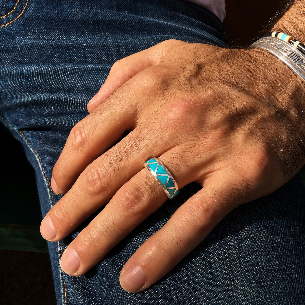 Bague Harpo R160 en argent avec incrustations de turquoise géométriques réalisées selon la technique artisanale Chip Inlay inspirée de l’art Navajo.