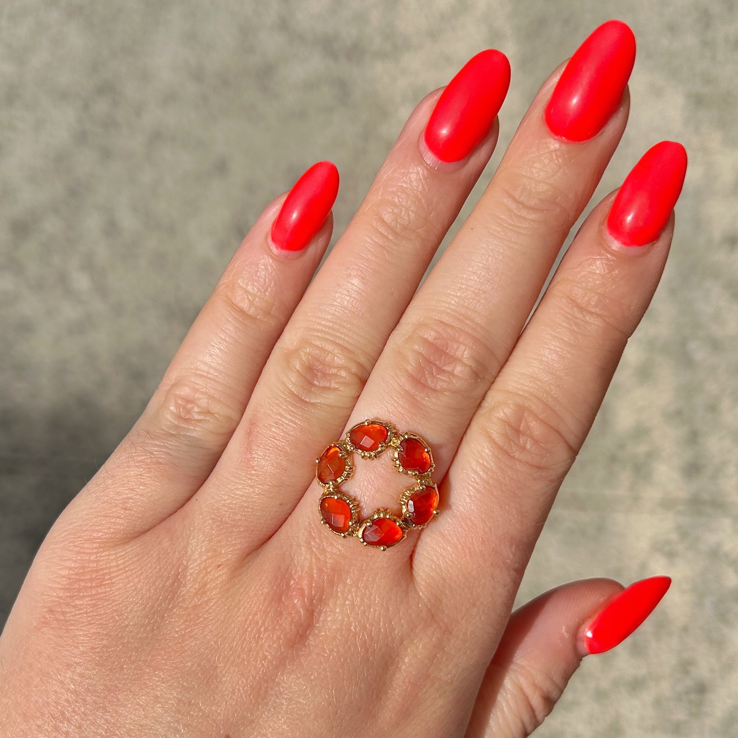 Bague ronde pierres naturelles orange design ajouré