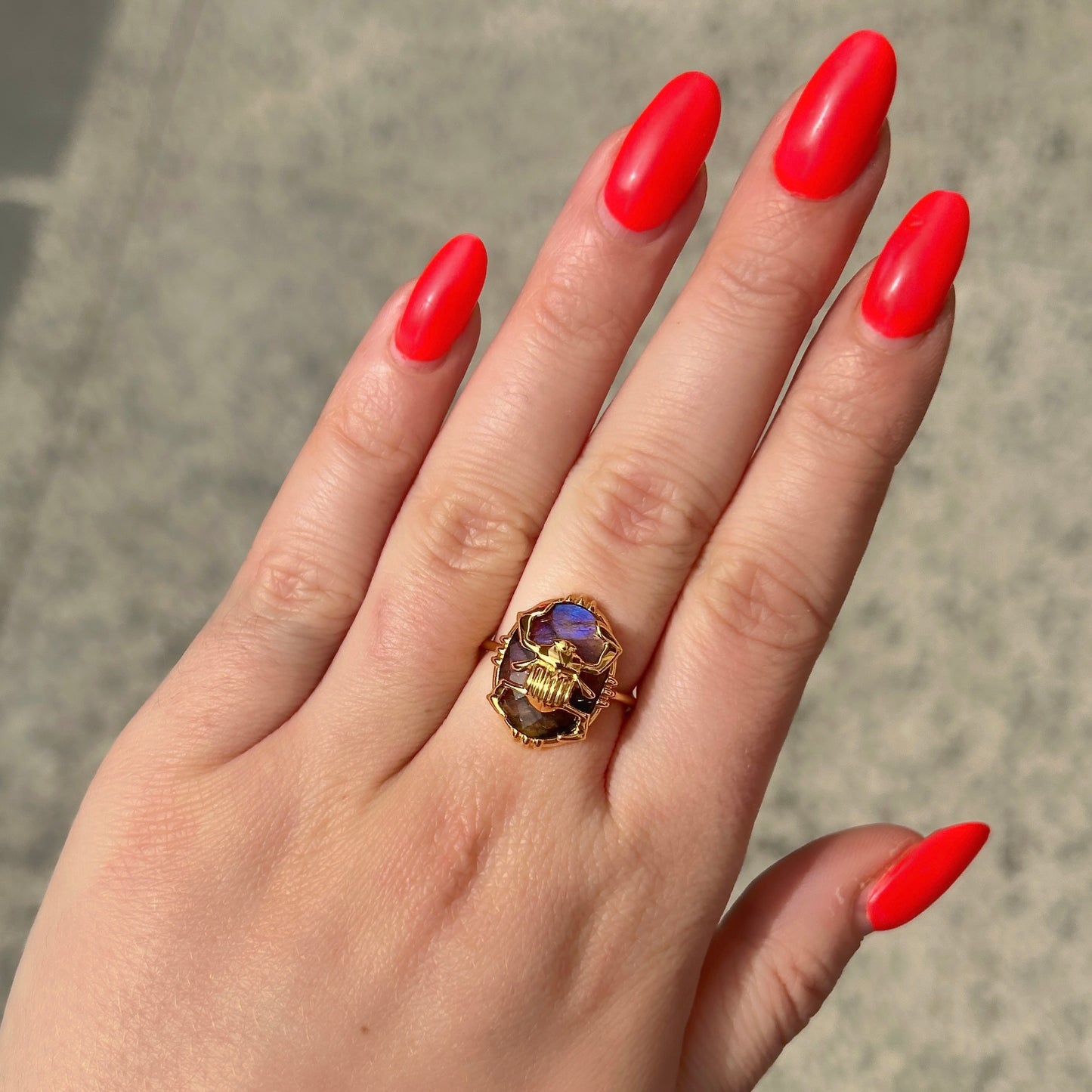 Bague scarabee portée Au Fil de Lo