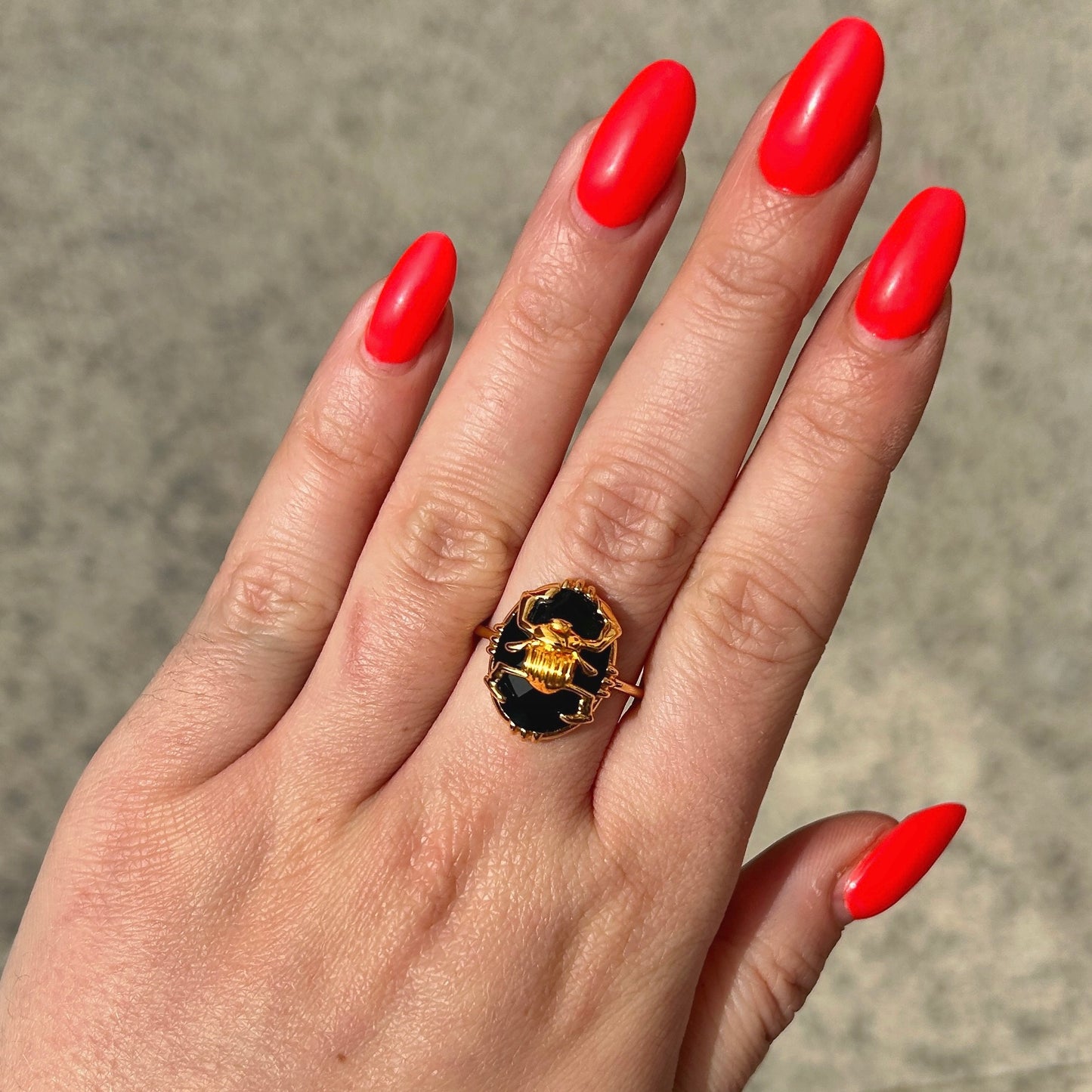 Bague portee scarabee noir Au Fil de Lo
