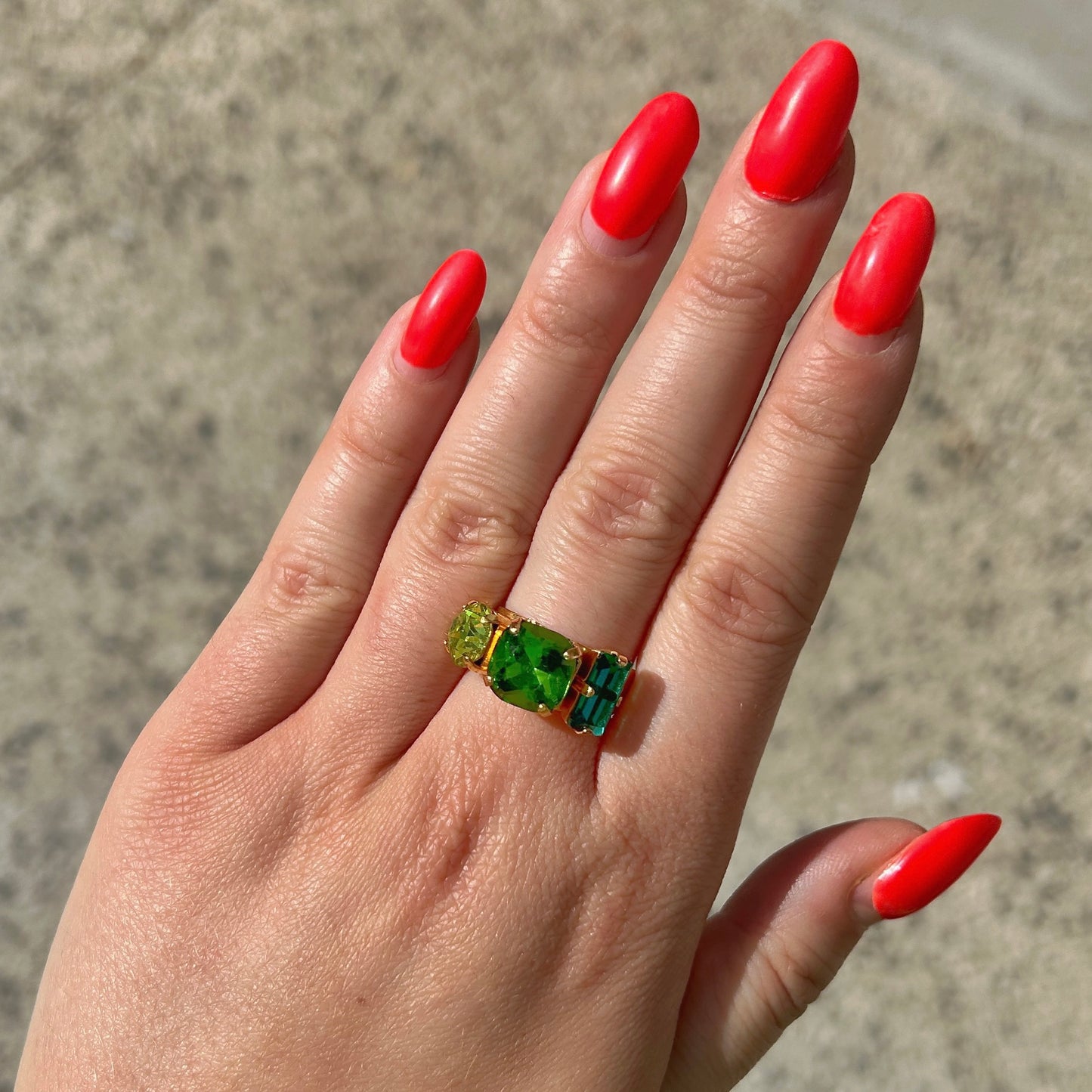 Bague dorée pierres vertes et lime Crézus