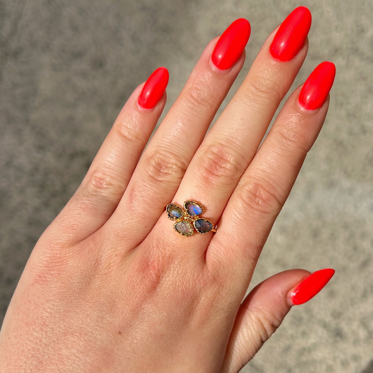 Bague trefle portée Au Fil de Lo