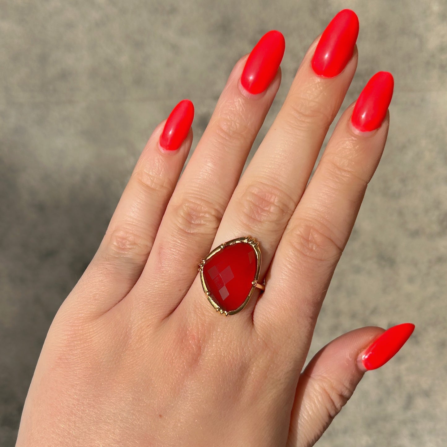 Bague pierre rouge cornaline design triangle Au Fil de Lo