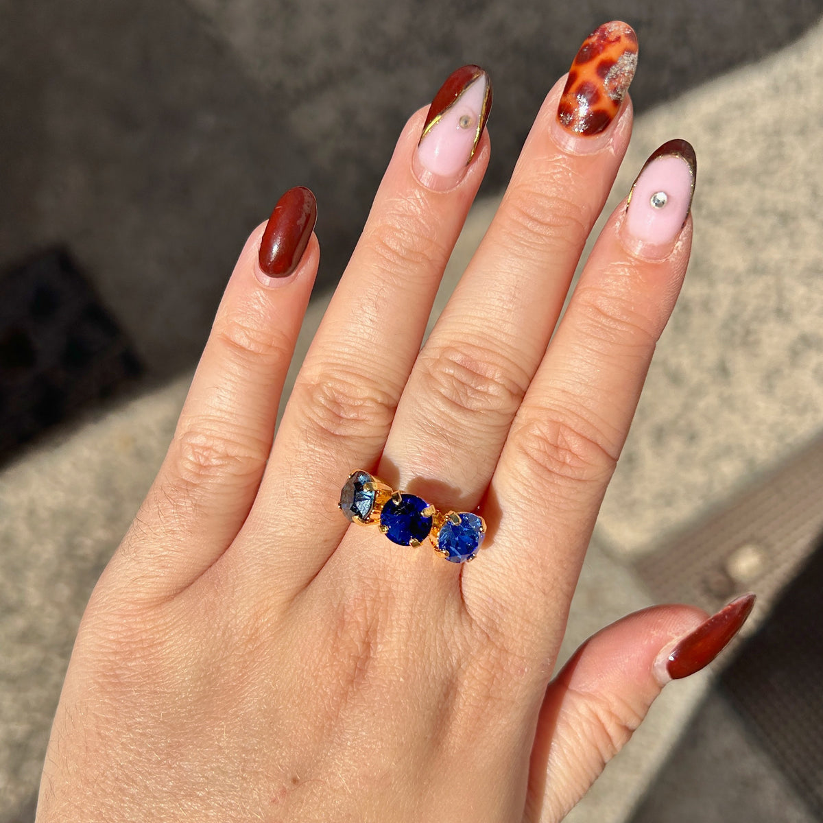 Bague Trio Azur Crézus dorée et réglable avec trois cristaux Swarovski ronds bleu pétrole, bleu saphir et bleu azur, facettés et sertis à griffes – Divinity Sète