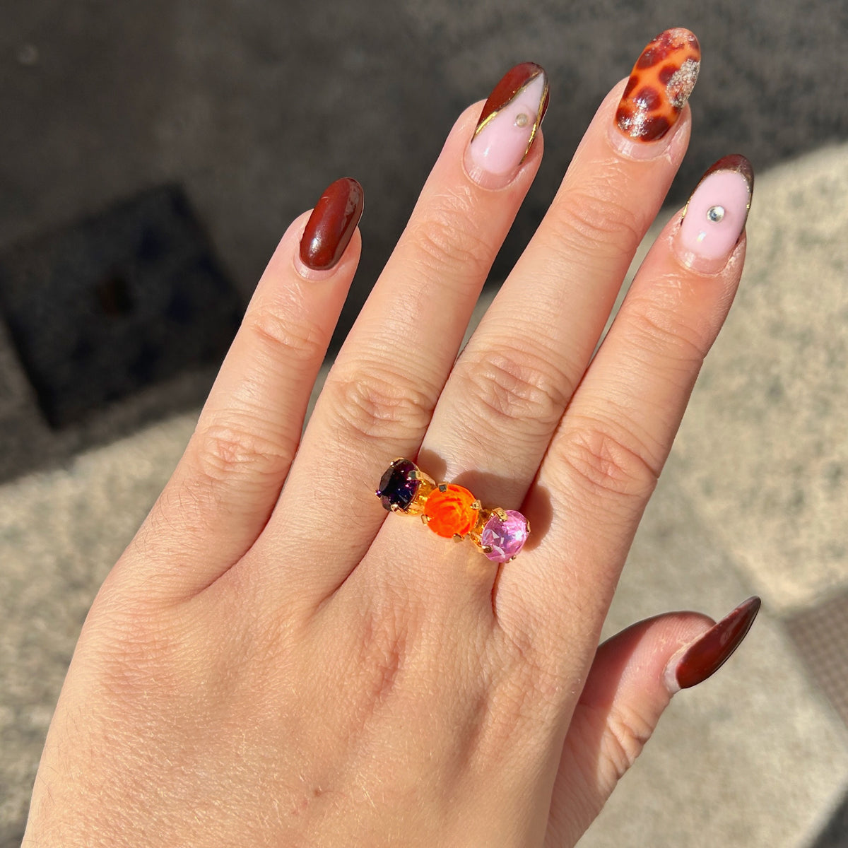 Bague Trio Figue Crézus dorée et réglable avec trois cristaux Swarovski ronds rose lilas irisé, orange lumineux et violet prune, sertis à griffes – Divinity Sète