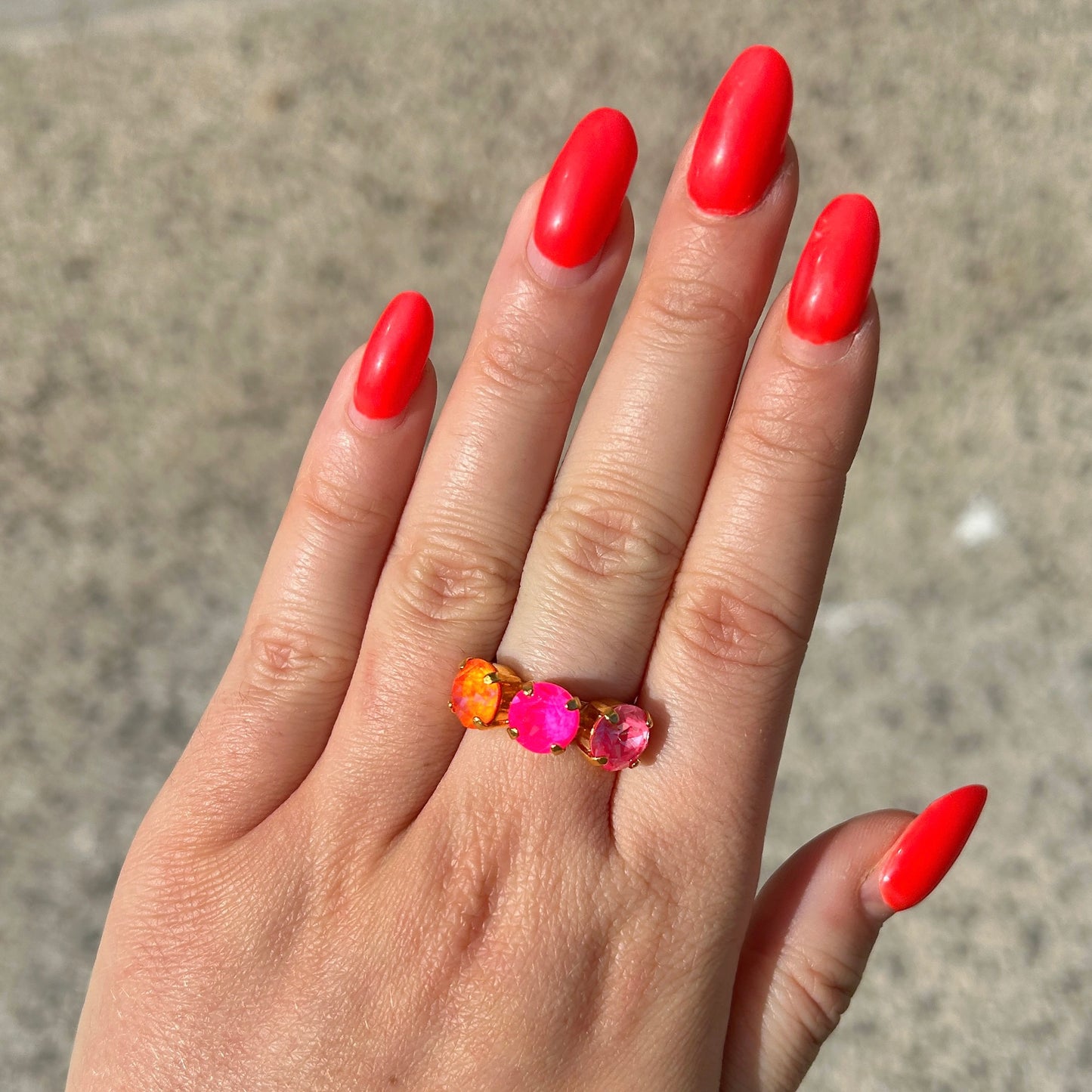 Bague Trio Hibiscus Crézus trio de pierres rose fuchsia corail doré réglable