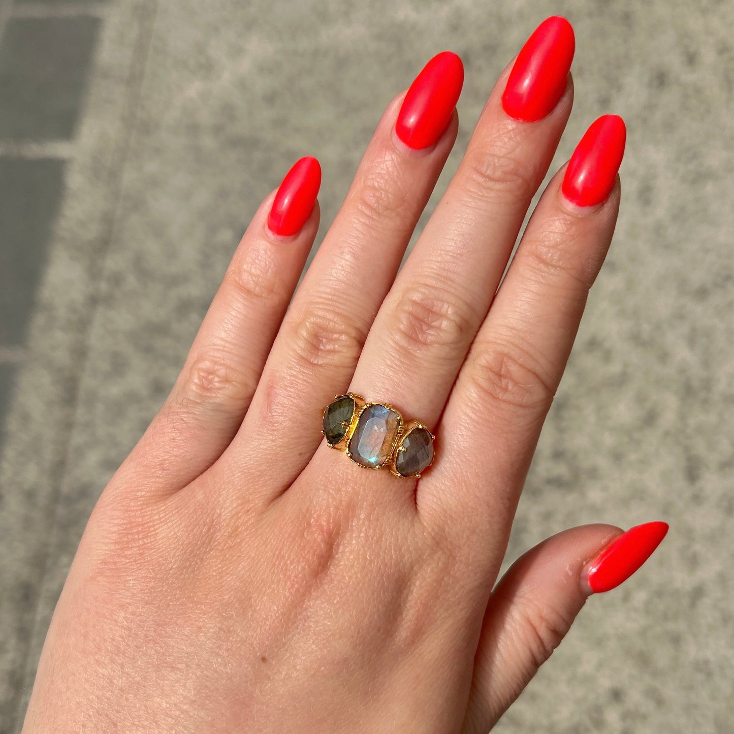 Bague labradorite portée Au Fil de Lo trio pierre