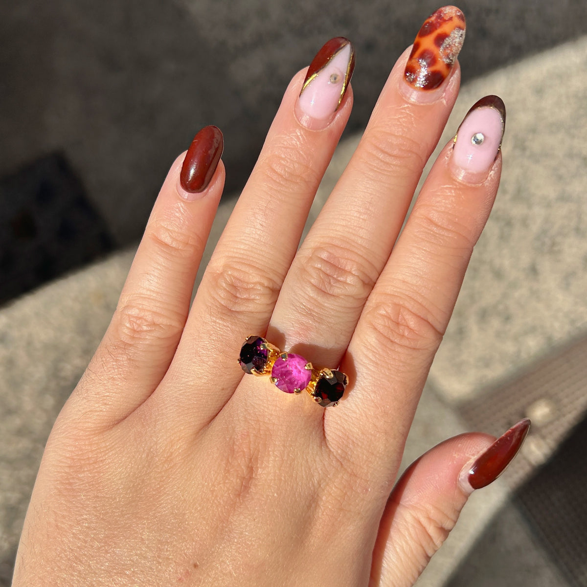 Bague Trio Mûre Crézus dorée et réglable avec trois cristaux Swarovski ronds violet prune profond, rose orchidée et violet améthyste, sertis à griffes – Divinity Sète