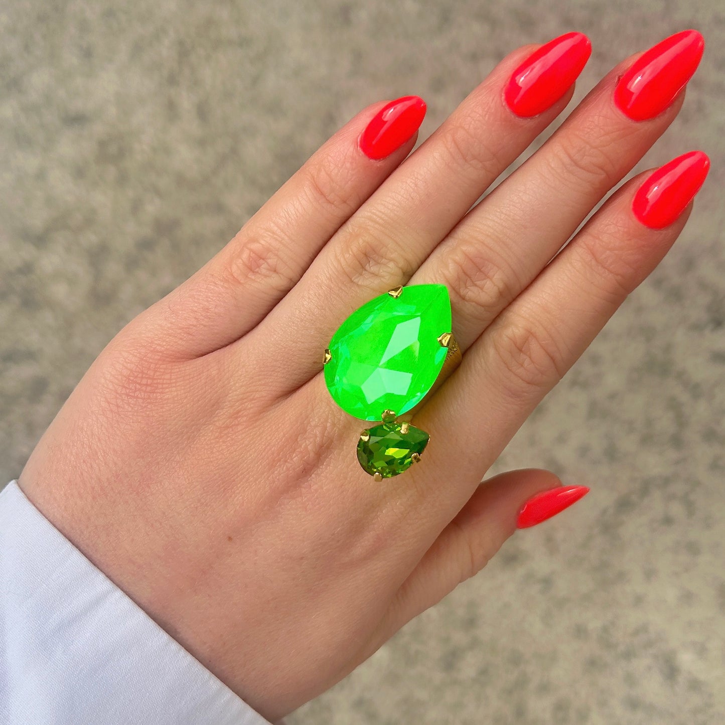Bague pierre verte fluo Crézus dorée