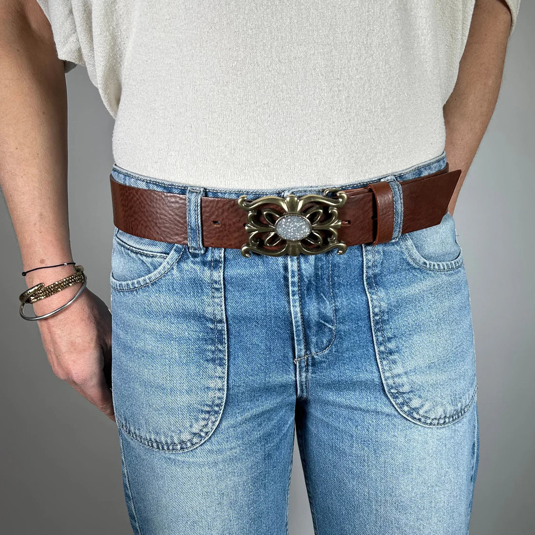 Détail de la boucle de ceinture Yolète N202 dorée