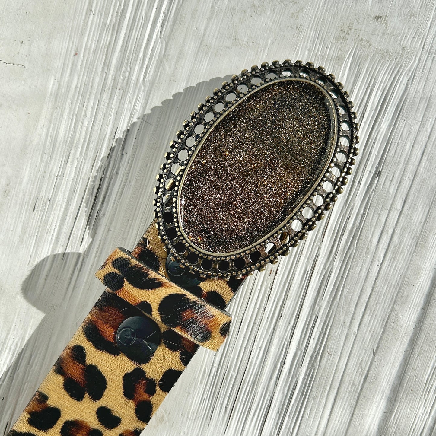 Détail de la boucle Yolète N341 cabochon ovale pailleté dore