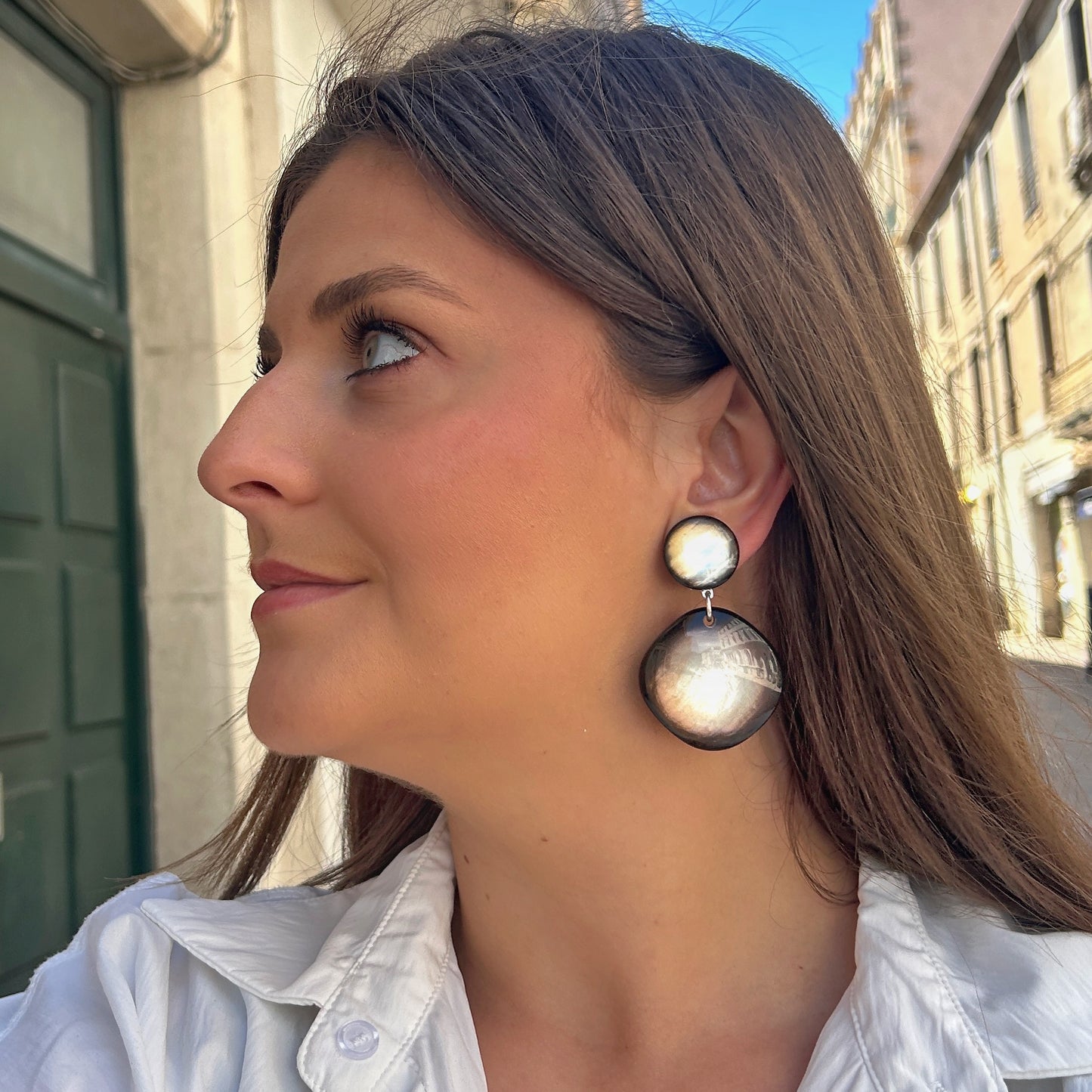 Boucles Adèle S Francine Bramli Paris en résine noir nacré et argenté à reflets lumineux