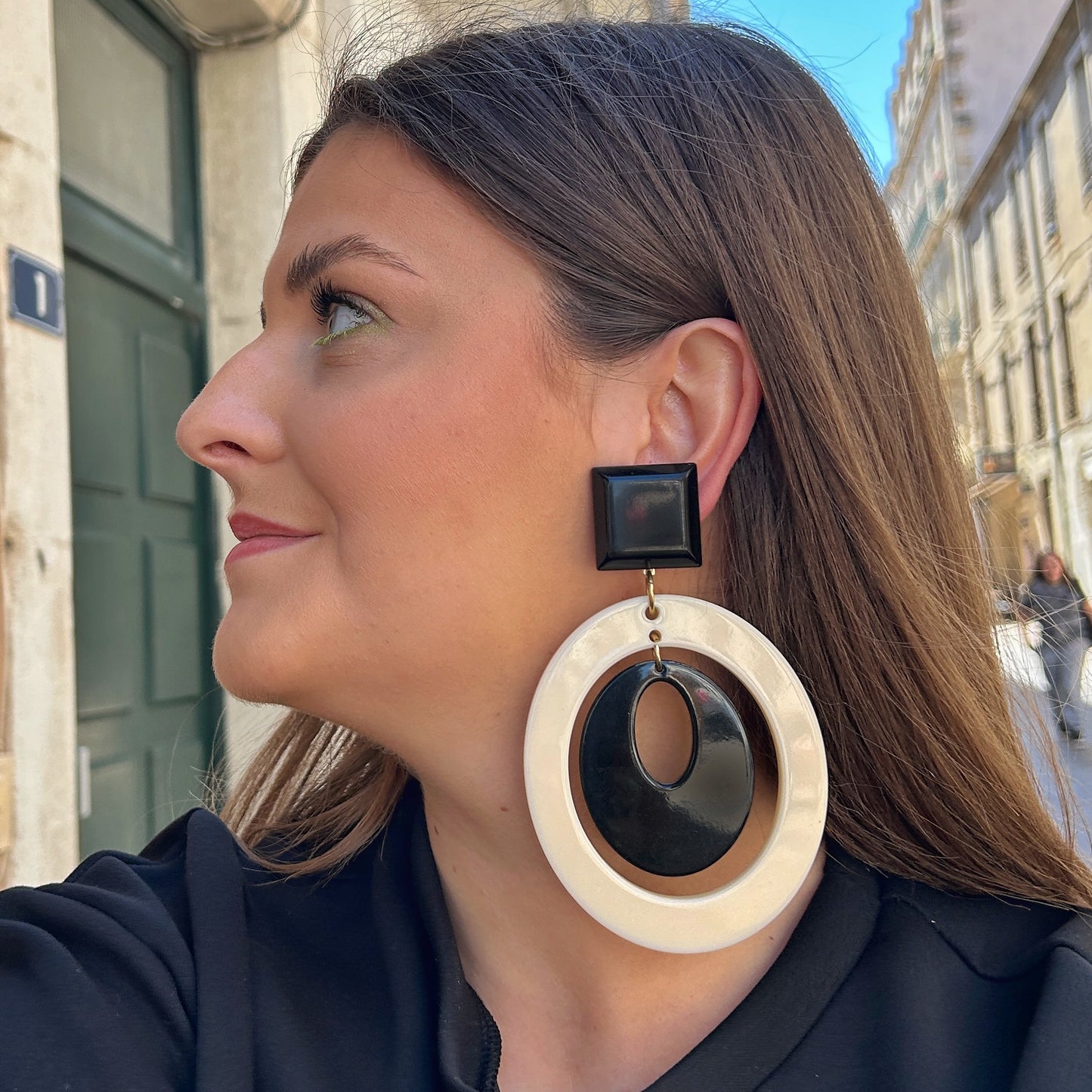 Boucles Alizée XL Noir Ivoire Francine Bramli Paris en résine graphique noire et ivoire au format XXL.