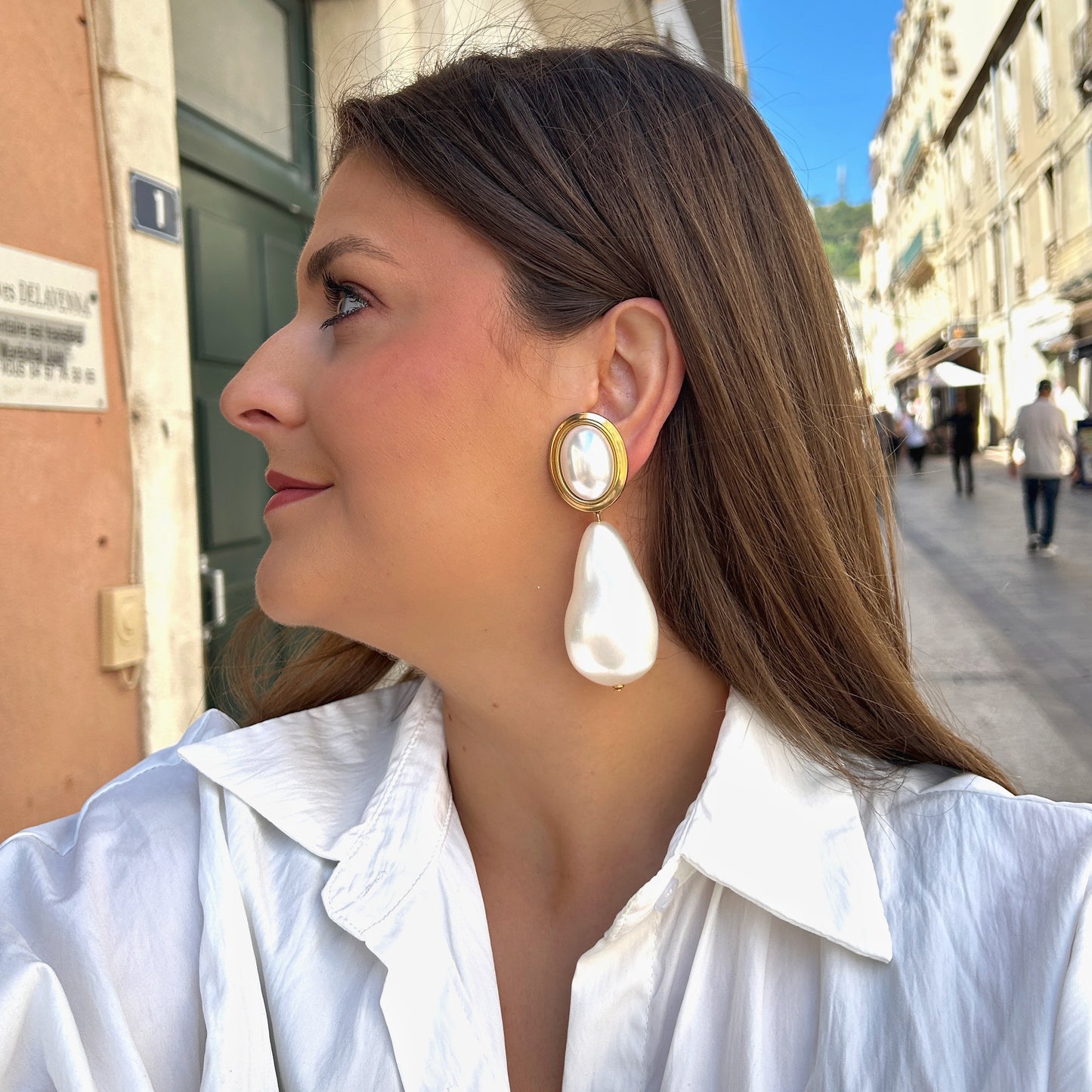 Boucles Altesse Perles Francine Bramli Paris avec perle nacrée ovale et goutte nacrée sur monture dorée