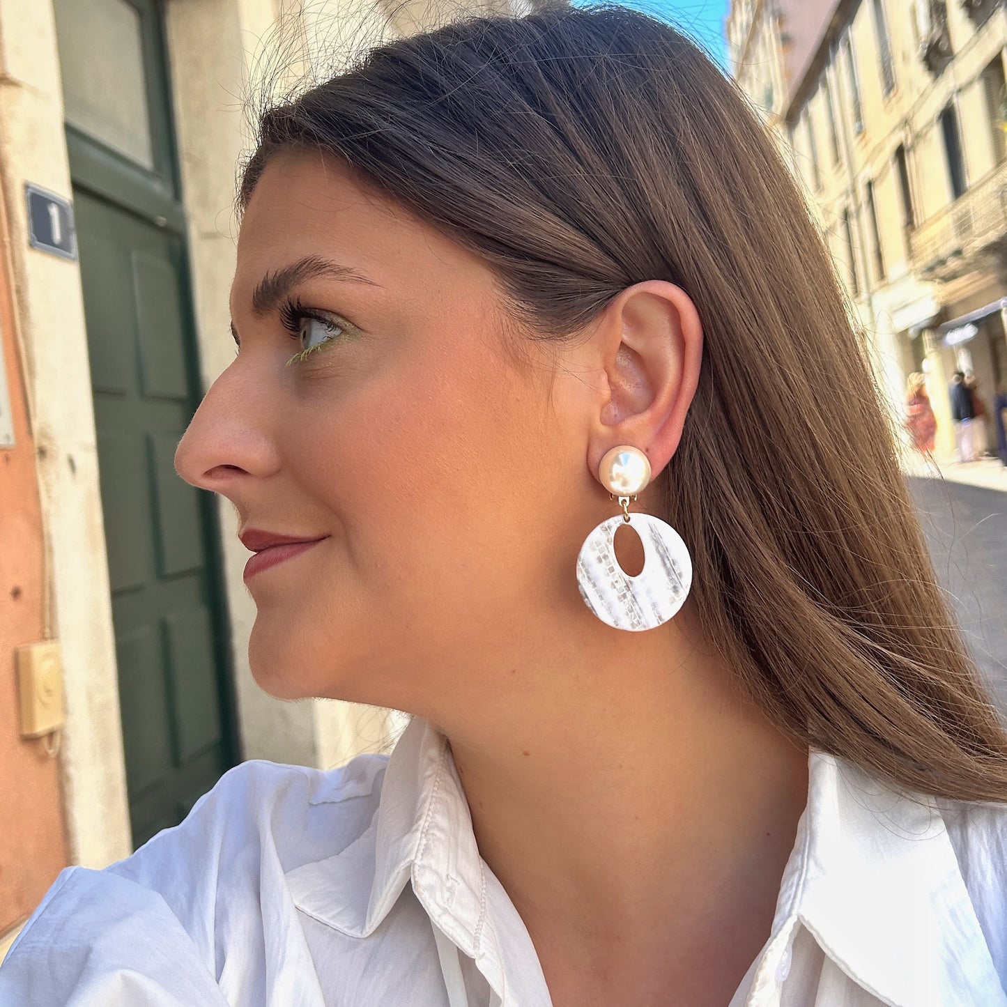 Boucles Arnica Perles Francine Bramli Paris blanches nacrées avec pendentif rond ajouré