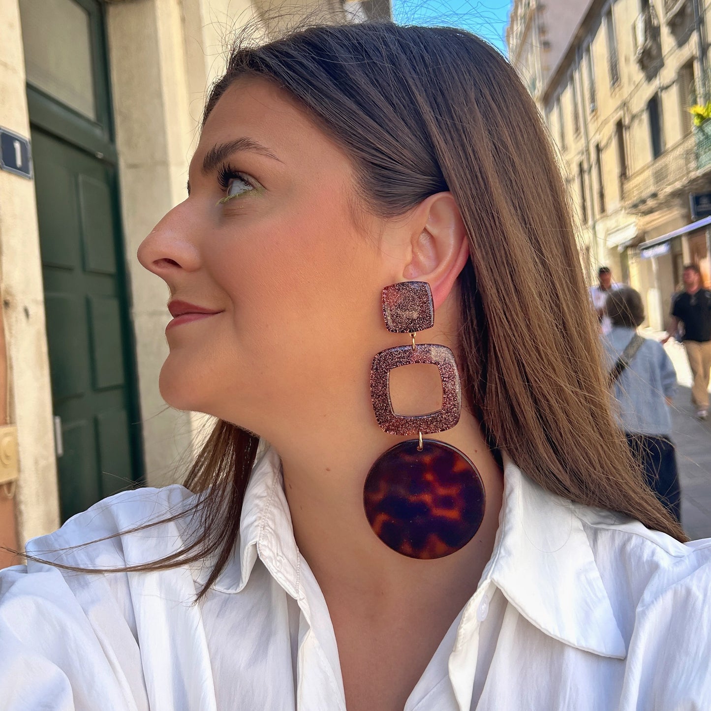 Boucles Atlas Francine Bramli Paris écaille bronze et paillettes portées