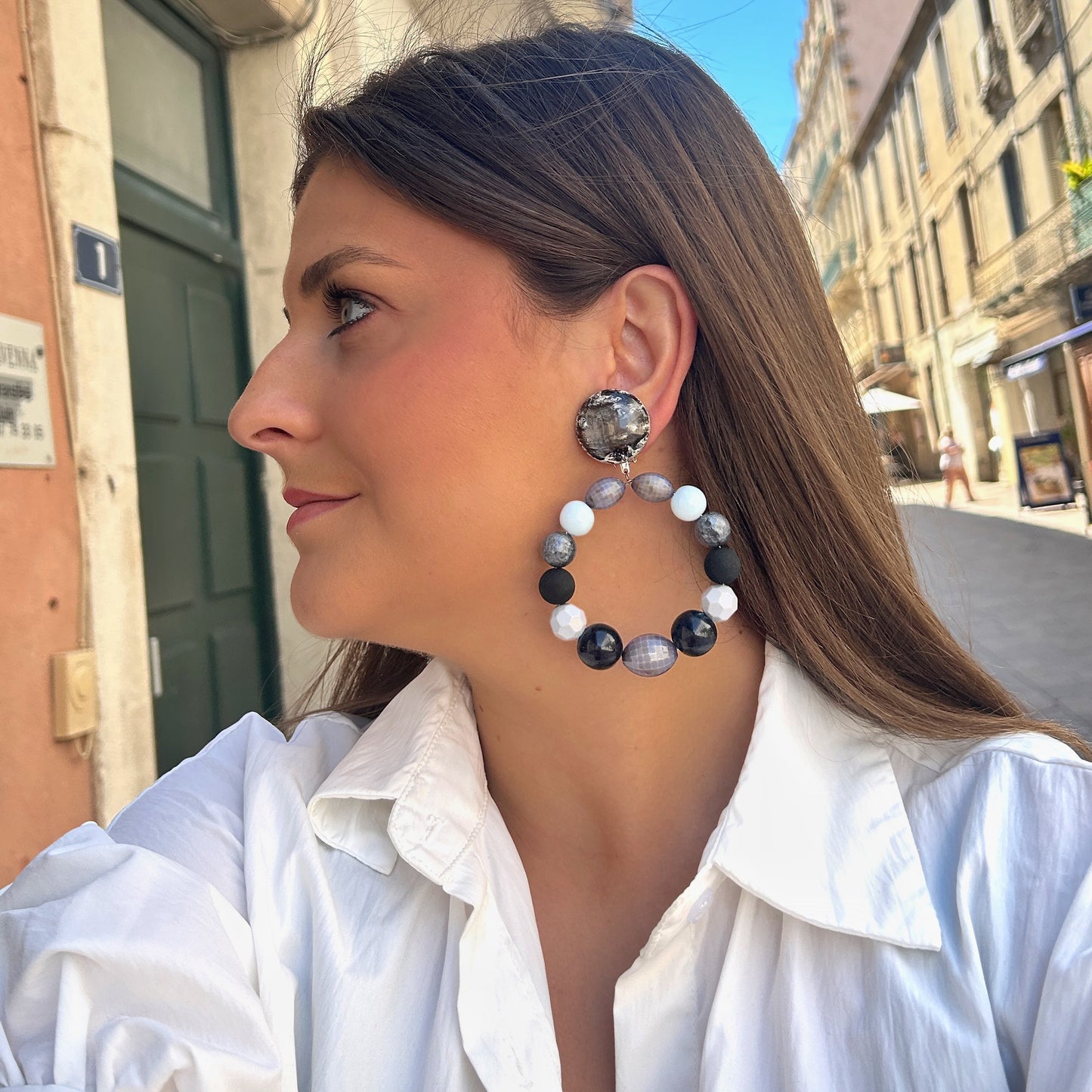 Boucles Bastille Gris Francine Bramli Paris perles noires grises et blanches portées
