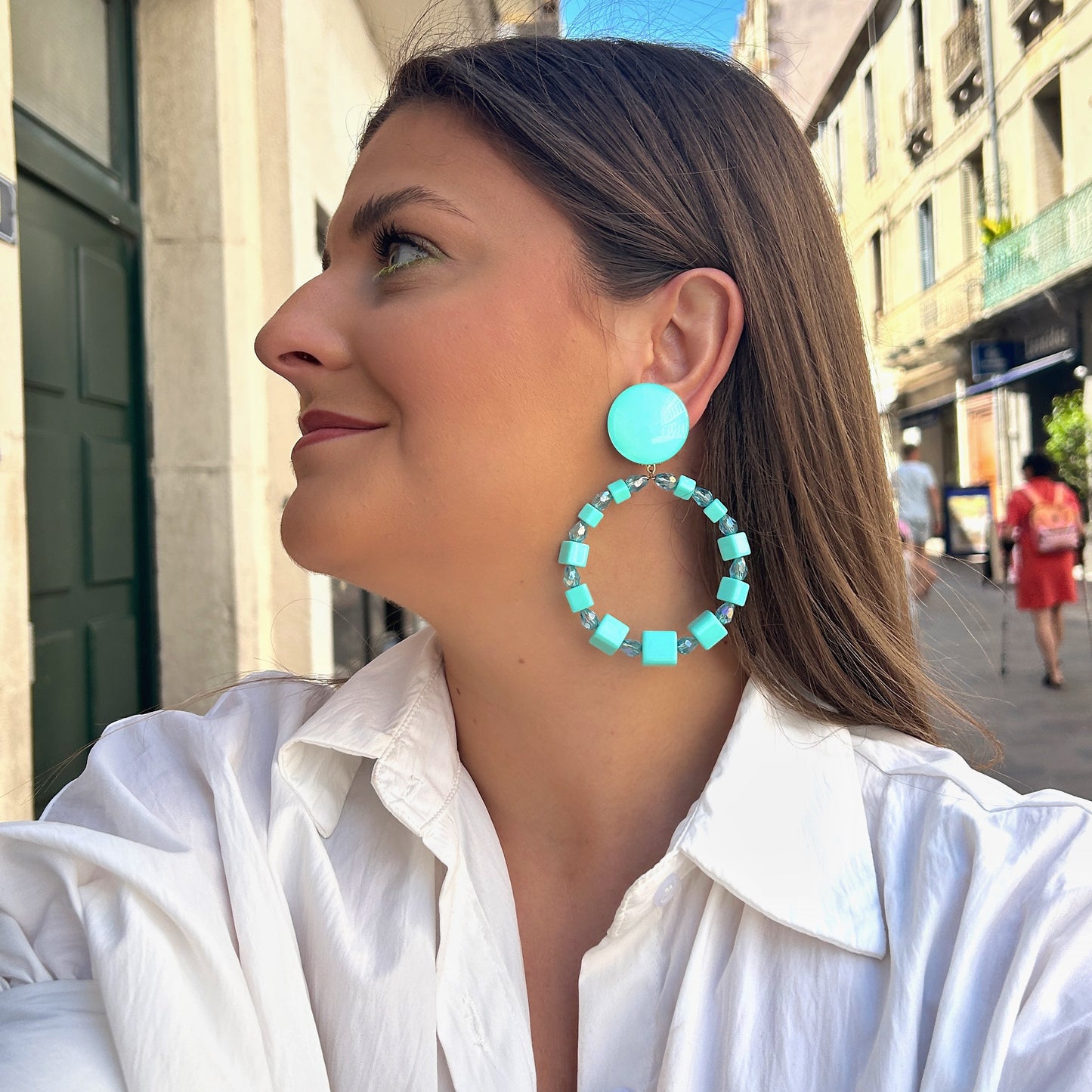 Boucles Bastille Turquoise Francine Bramli Paris avec grand anneau composé de perles turquoise et cristaux facettés lumineux.