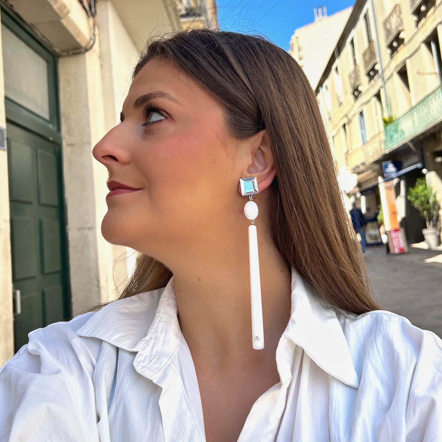 Boucles longues blanches et argentées Francine Bramli Paris