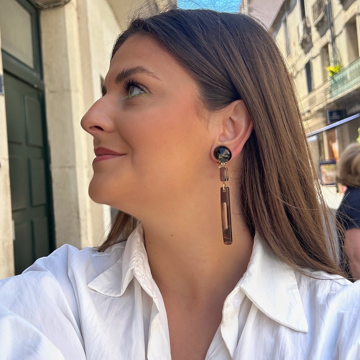 Boucles Bâton Marron Francine Bramli Paris longues effet écaille portées