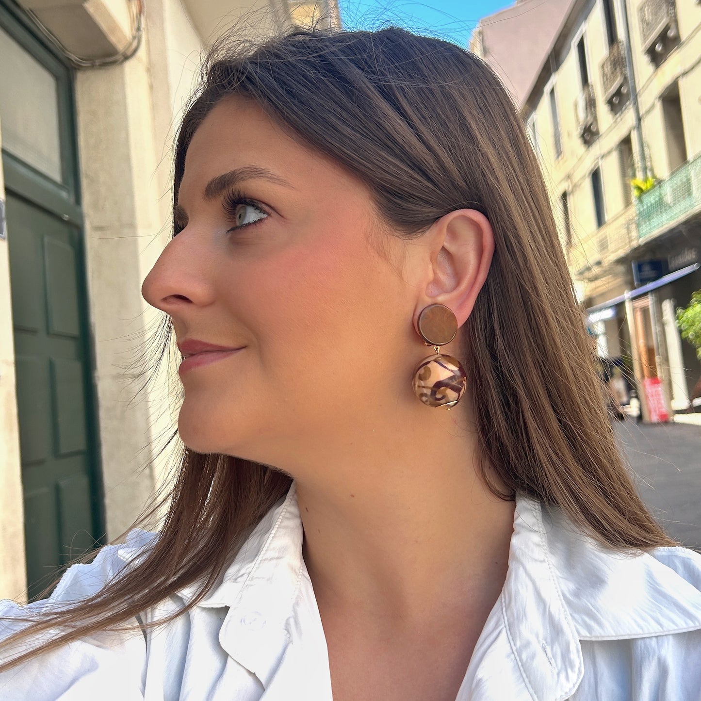 Boucles Boule Marron Francine Bramli Paris en résine beige et marron portées