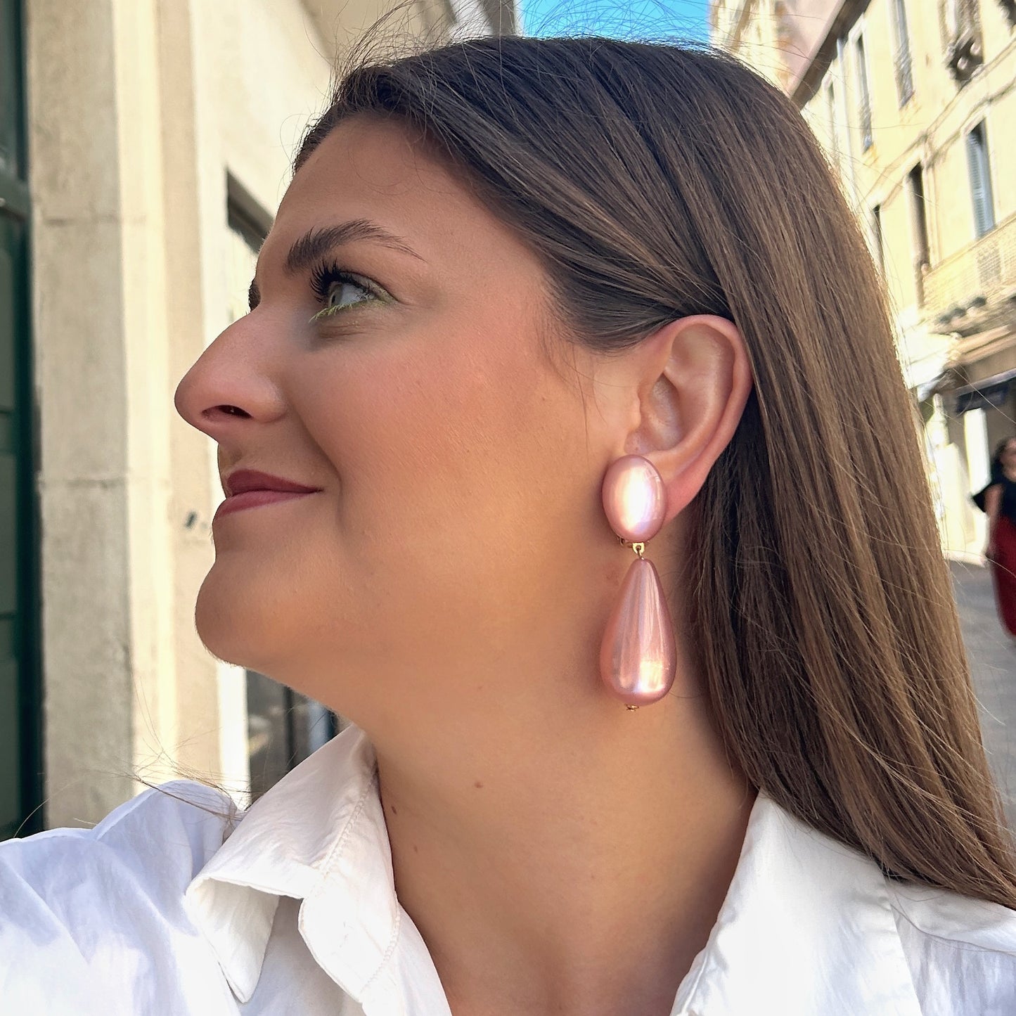Boucles Cayenne Rose Francine Bramli Paris avec cabochon ovale rose nacré et grande goutte perlée rose brillante.