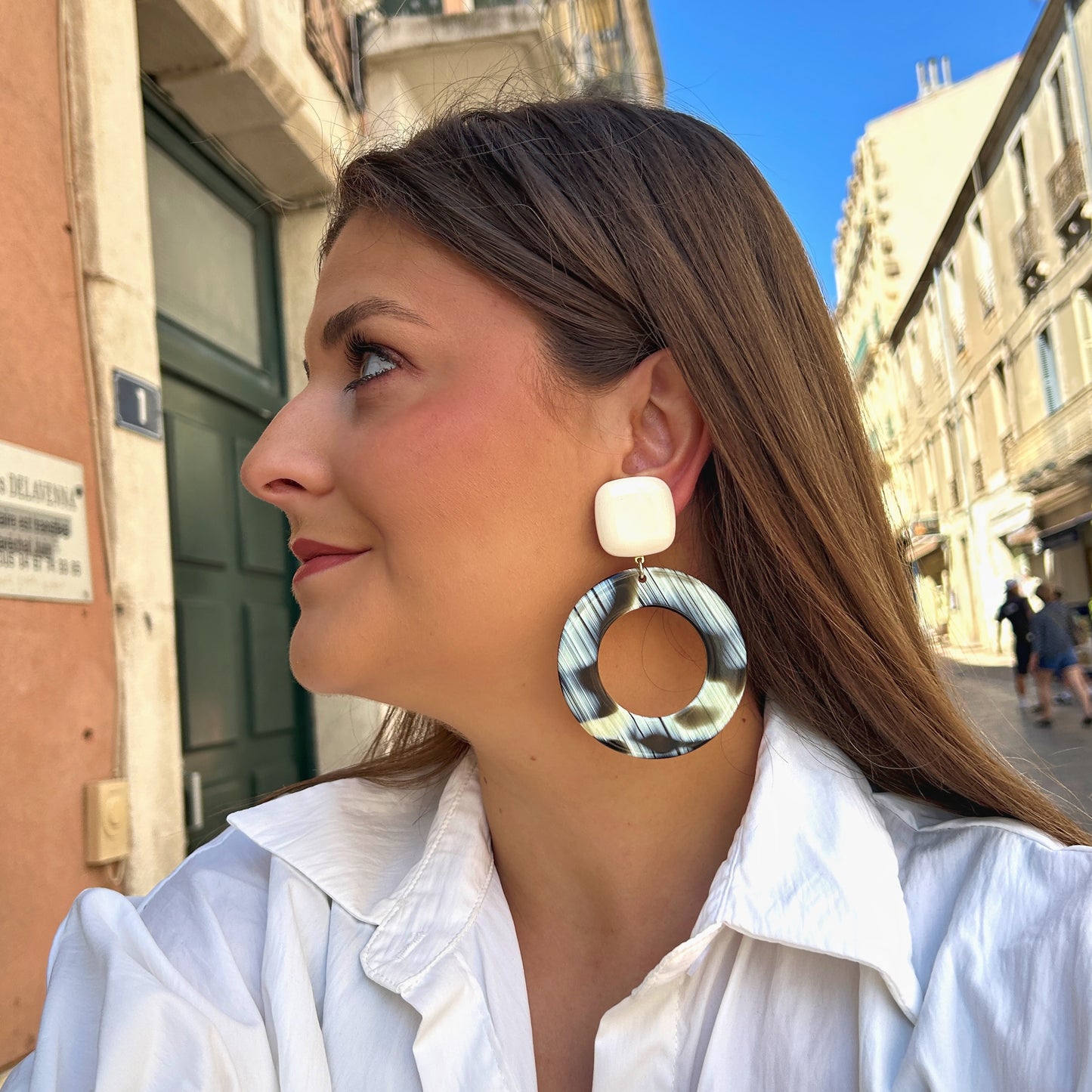 Boucles Cecilia Corne Francine Bramli Paris avec anneaux ajourés bleu gris effet corne et attache ivoire.