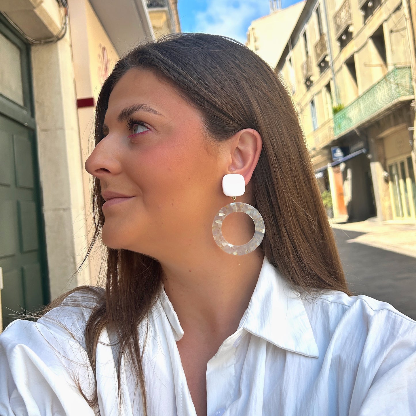 Boucles d'oreilles Cécilia Irisée XS Francine Bramli Paris en résine blanche et anneaux translucides aux reflets nacrés et dorés.