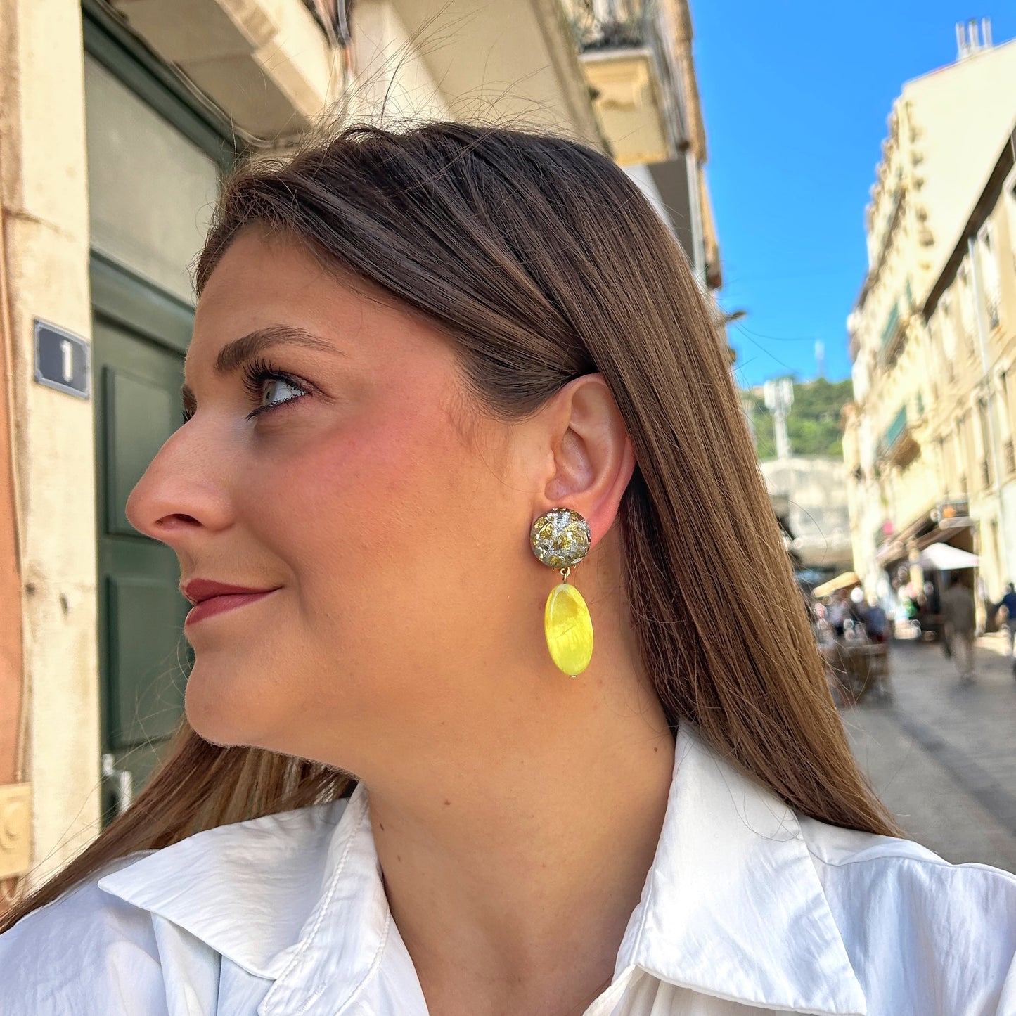 Boucles Cita Jaune Francine Bramli Paris avec cabochon pailleté argenté et doré et pendentif ovale jaune citron lumineux.