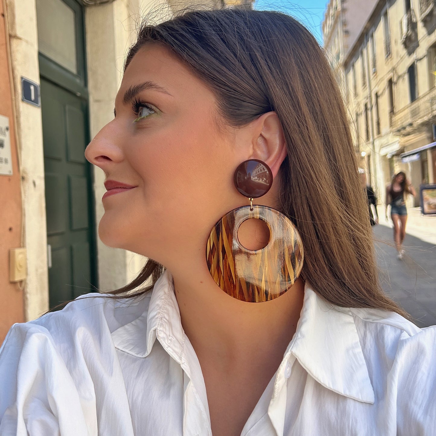 Boucles Cloé Marron Francine Bramli Paris en résine effet écaille caramel et chocolat avec grand disque ajouré