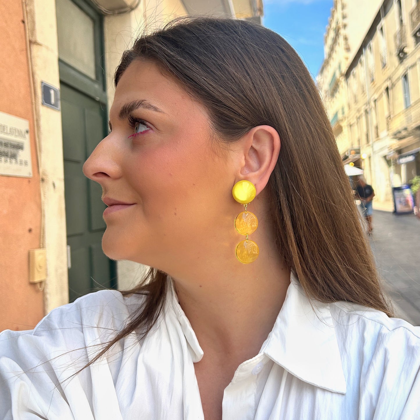 Boucles d'oreilles Cristallines Jaune Francine Bramli Paris en résine jaune translucide composées de trois pastilles lumineuses.