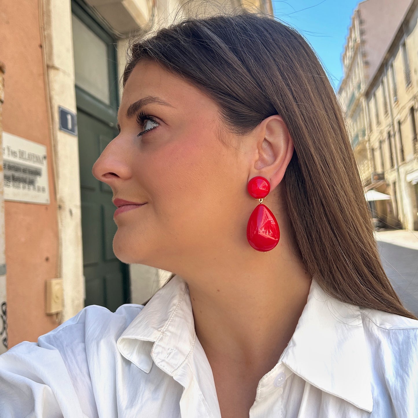 Boucles Cuba Rouge Francine Bramli Paris en résine rouge brillante chez Divinity Sète