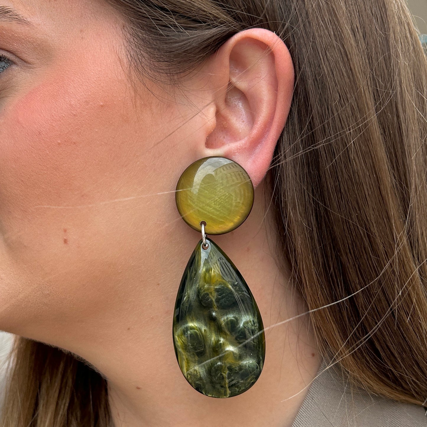 boucles-doreilles-edition-limitee-goutte-kaki-francine-bramli-divinity-sete