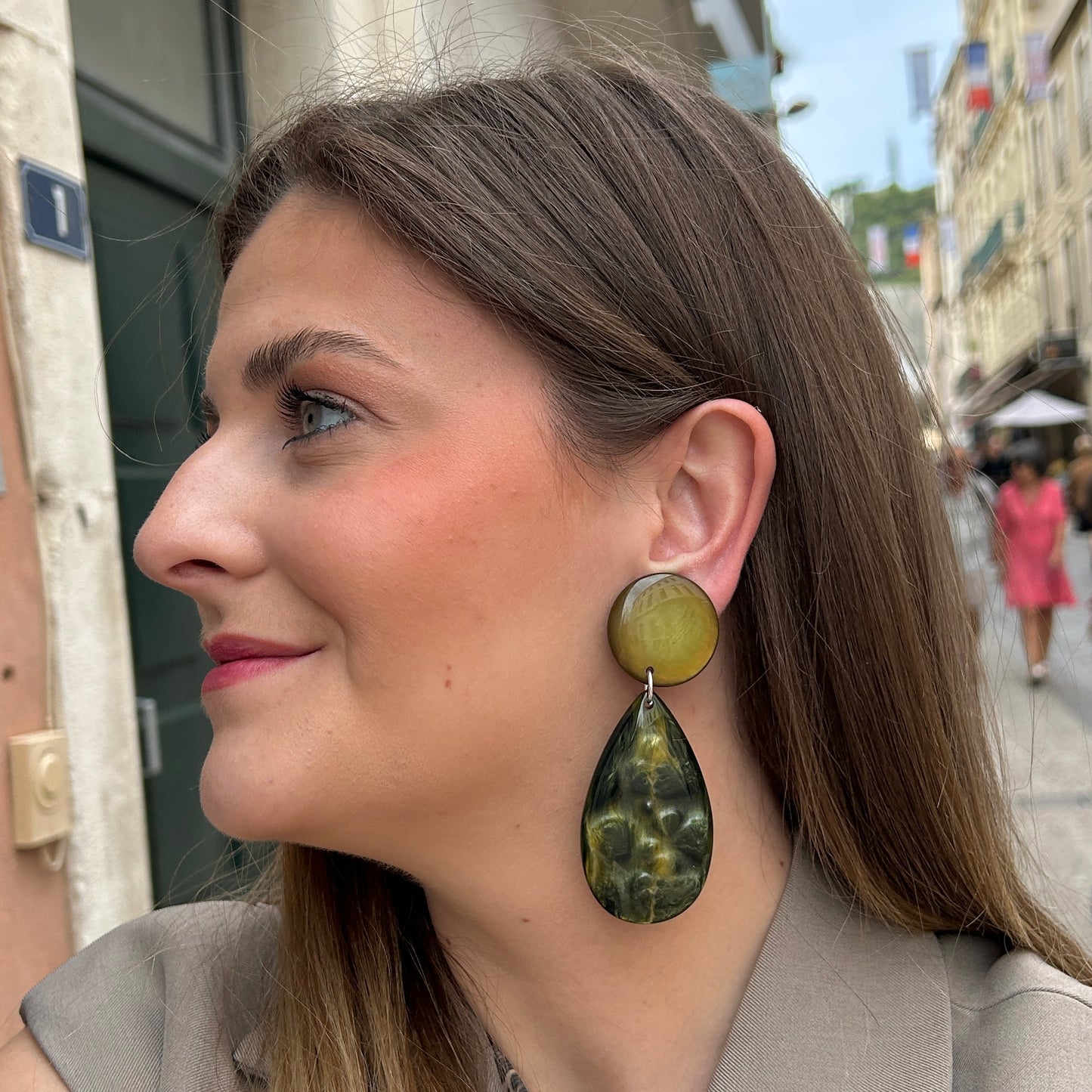 boucles-doreilles-edition-limitee-goutte-kaki-francine-bramli-divinity-sete
